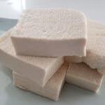 Frasco de nigari en cocina artesanal Vancouver Island Sea Salt inspira recetas caseras