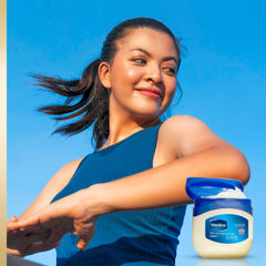 Vaseline uso en manos secas demostrando protección contra la sequedad