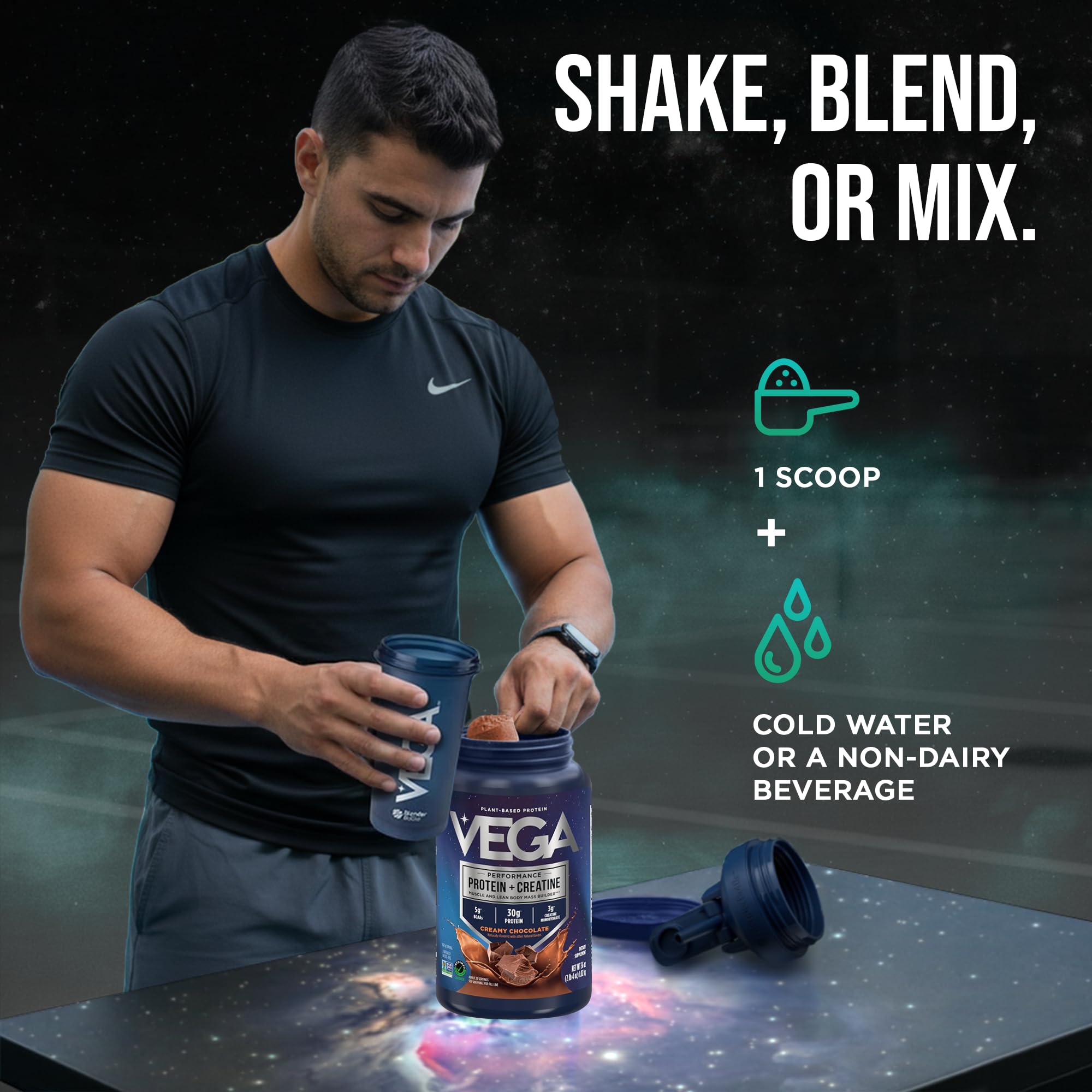 Vega vaso con batido de chocolate en contexto activo y saludable
