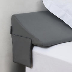 Vekkia cuña frontal colocada en cama king evitando caída de almohadas