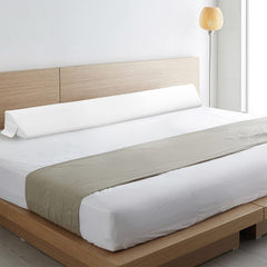 Vekkia ambiente de dormitorio con cuña instalada, cama ordenada