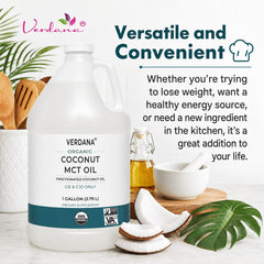 Verdana vertiendo aceite en batido en cocina, ideal para recetas keto