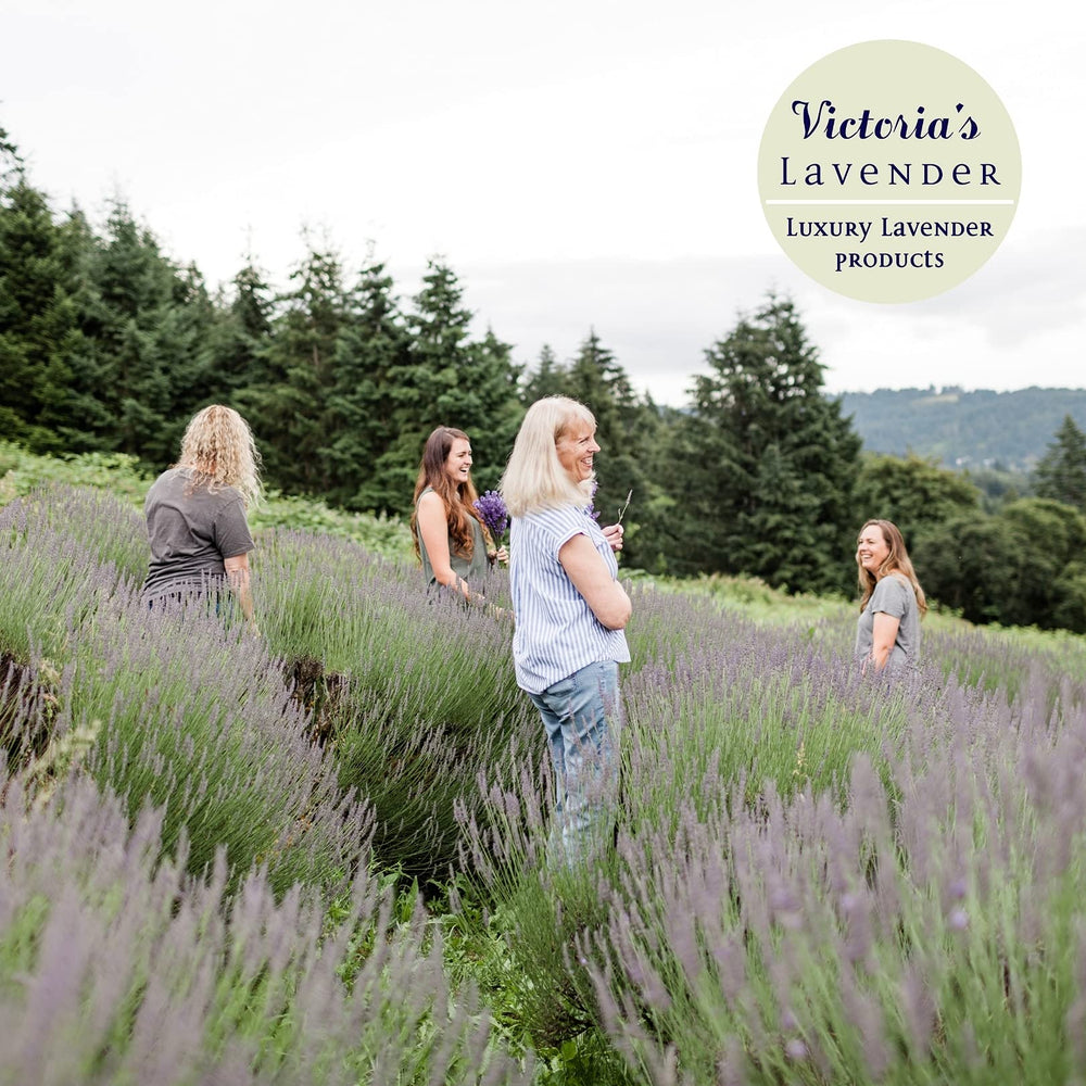 Victoria's Lavender comparativa con manos mostrando escala y facilidad de aplicación