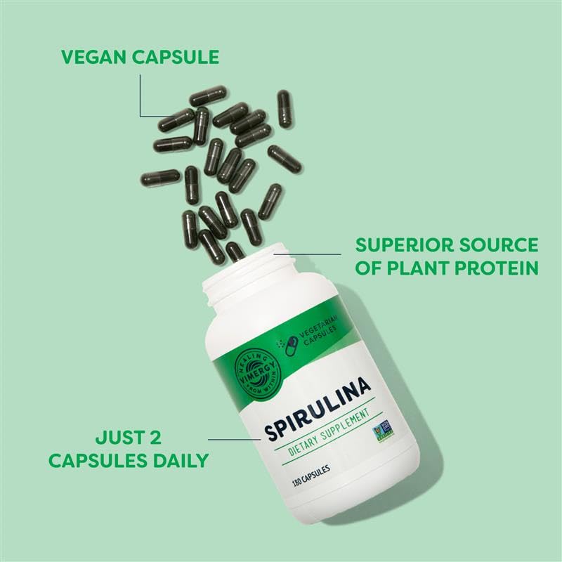 Vimergy spirulina cápsula abierta vertiendo contenido en un batido para mezcla fácil
