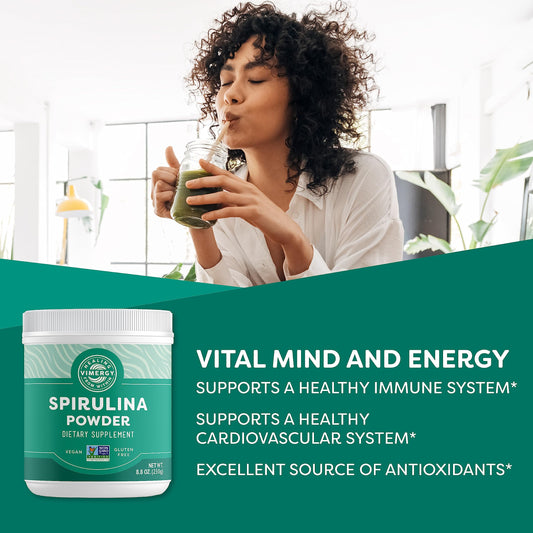 Vimergy spirulina textura en polvo cercana, molido fino para mezcla rápida