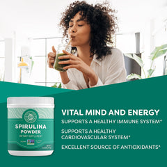 Vimergy spirulina textura en polvo cercana, molido fino para mezcla rápida