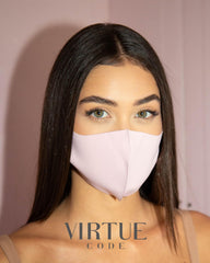 Persona usando mascarilla VIRTUE CODE rosa ilustrando ajuste contorneado y comodidad