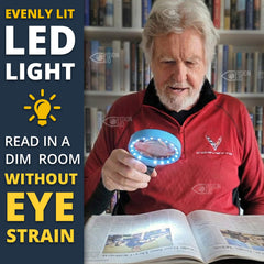 Vision Aid persona mayor usando la lupa para leer, manos libres para comodidad
