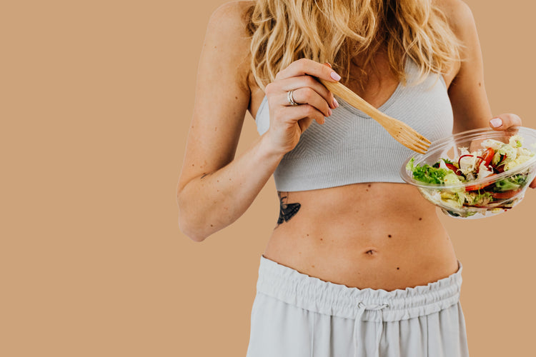 Persona disfrutando una alimentación saludable como parte de un estilo de vida consciente y equilibrado.