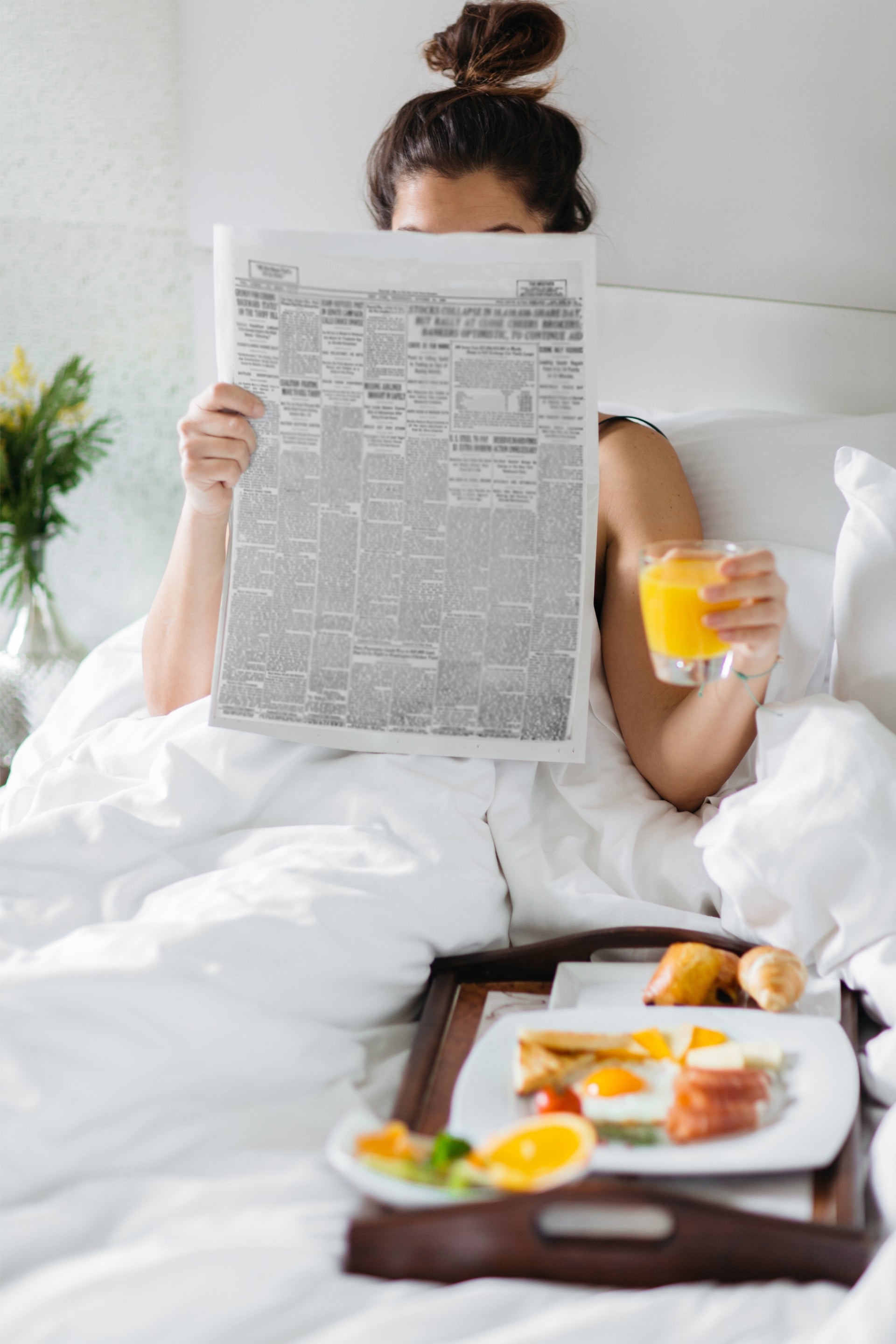 Persona disfrutando un desayuno tranquilo en la cama como parte de una rutina diaria de bienestar