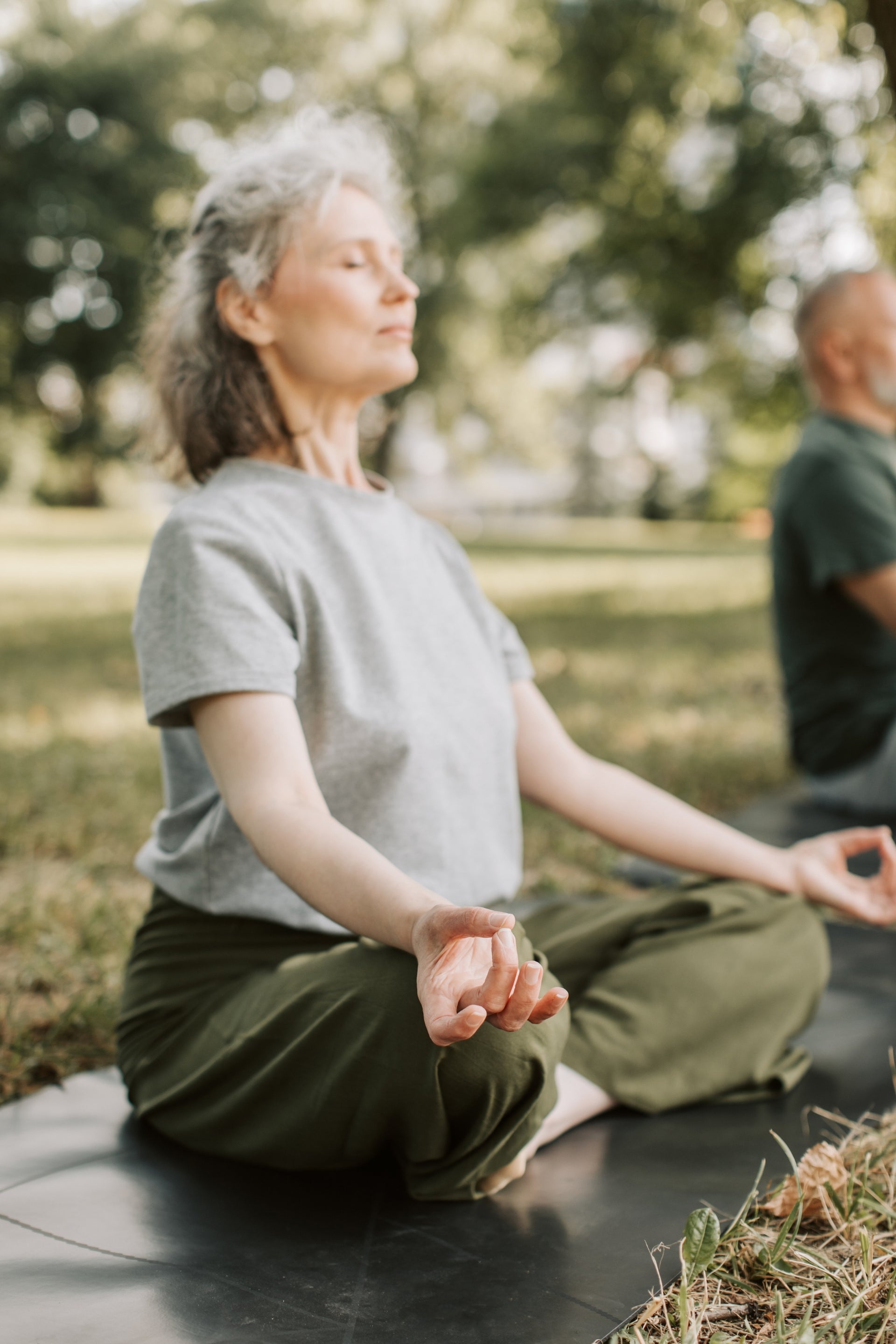 Personas practicando meditación al aire libre, simbolizando un enfoque consciente y equilibrado del bienestar
