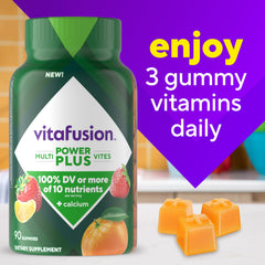 Porción de tres gomitas Vitafusion en mano para fácil dosificación diaria