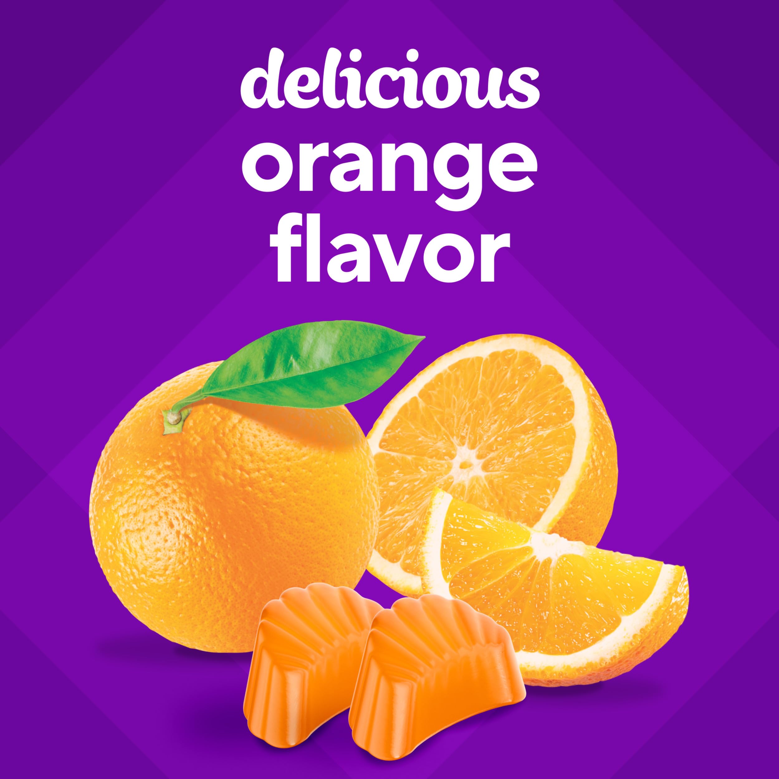 Vitafusion gomitas sobre mesa con naranja que sugiere sabor agradable