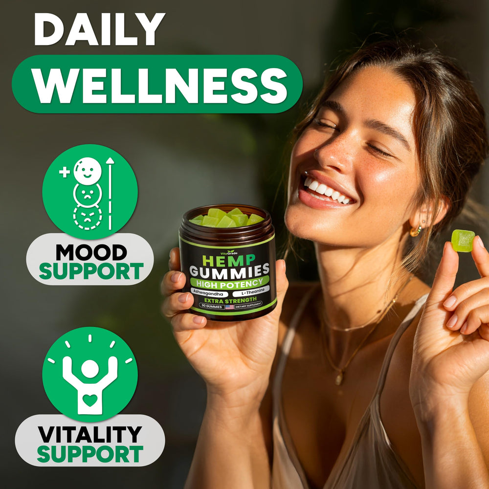 VitaGrade persona tomando gomita en ambiente hogareño para relajación