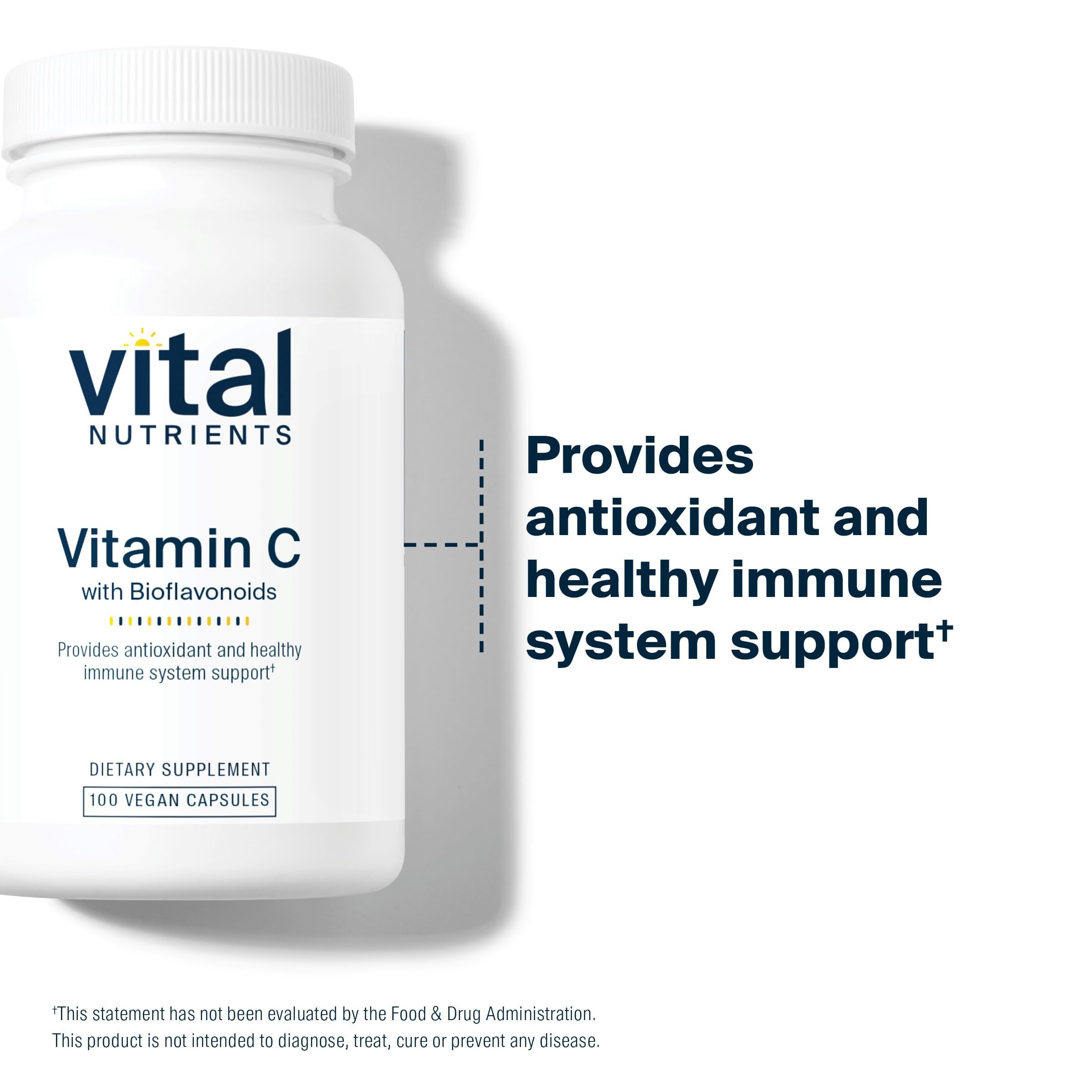 Vital Nutrients cápsula en la mano de un usuario, mostrando facilidad de uso y dosificación