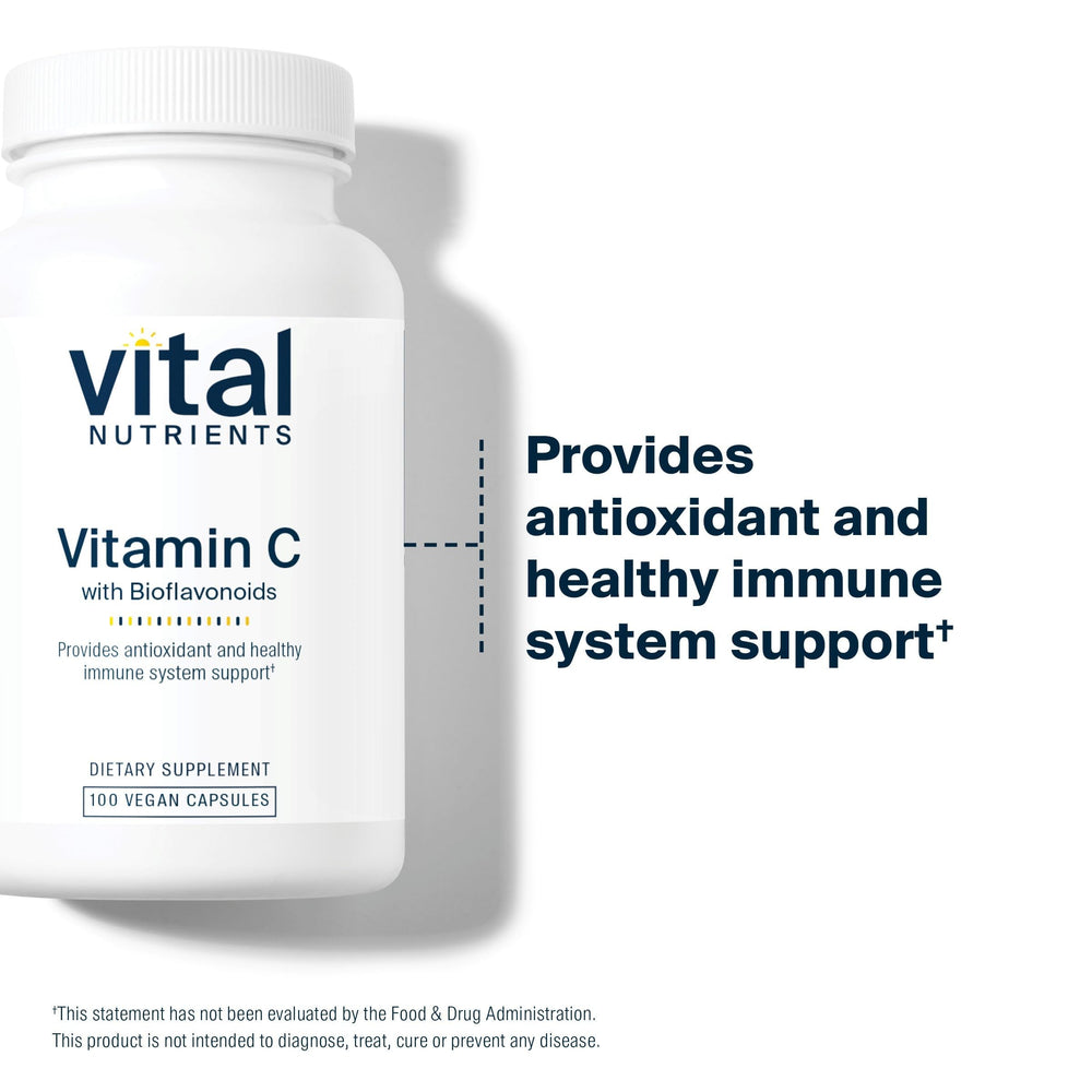 Vital Nutrients cápsula en la mano de un usuario, mostrando facilidad de uso y dosificación