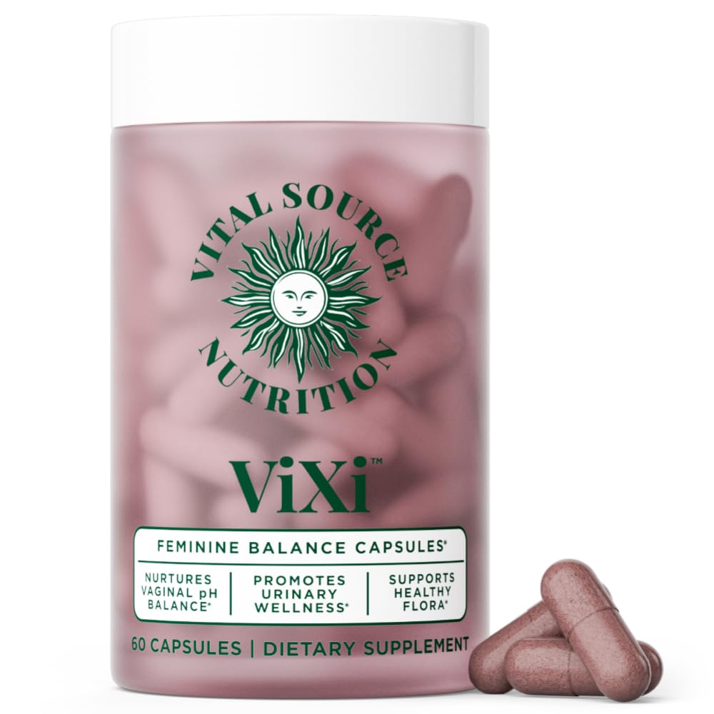 Vital Source Nutrition mujer tomando cápsula en casa para bienestar íntimo diario
