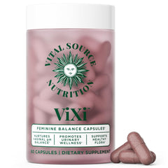 Vital Source Nutrition mujer tomando cápsula en casa para bienestar íntimo diario