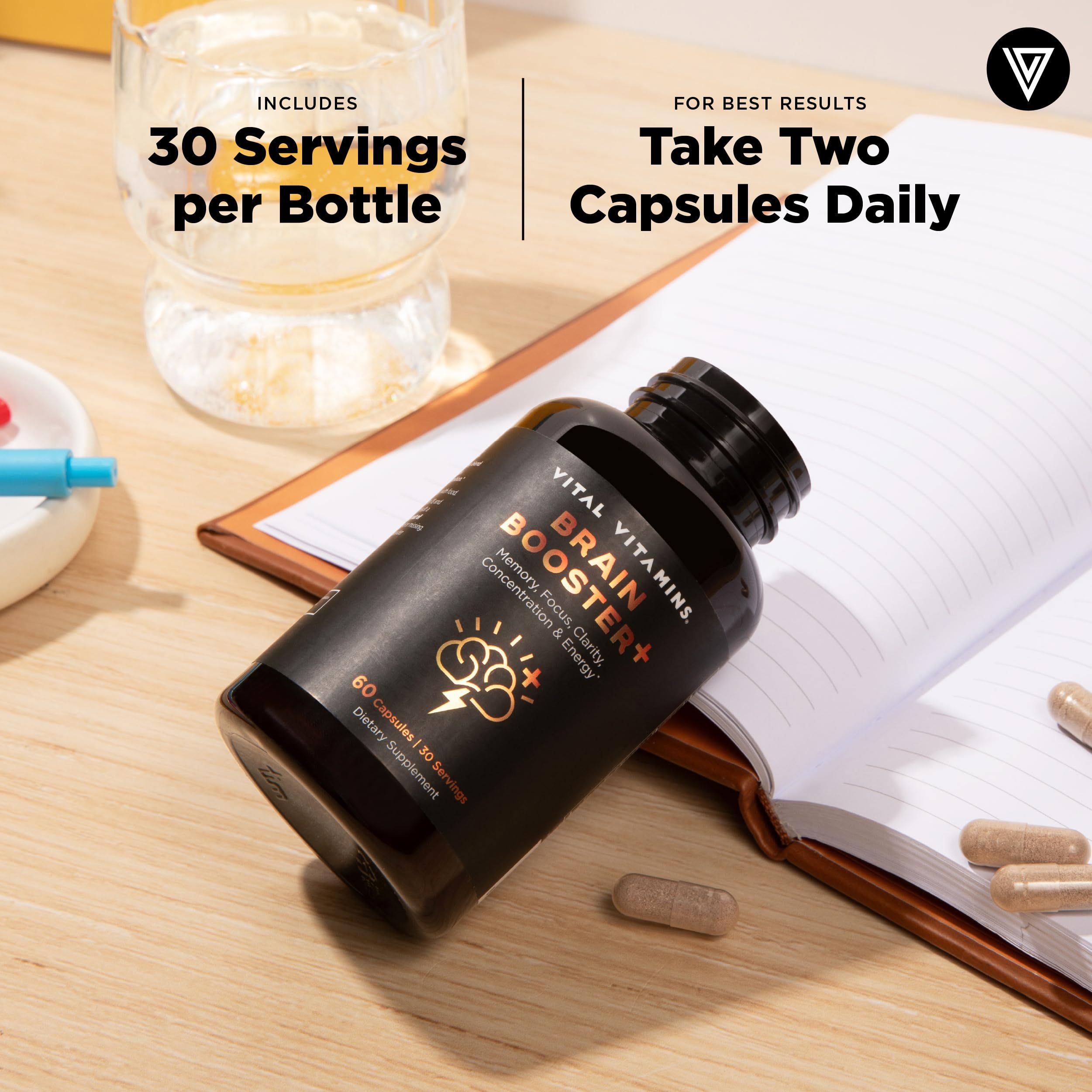 Vital Vitamins cápsulas en escritorio, apoyo para estudio y trabajo