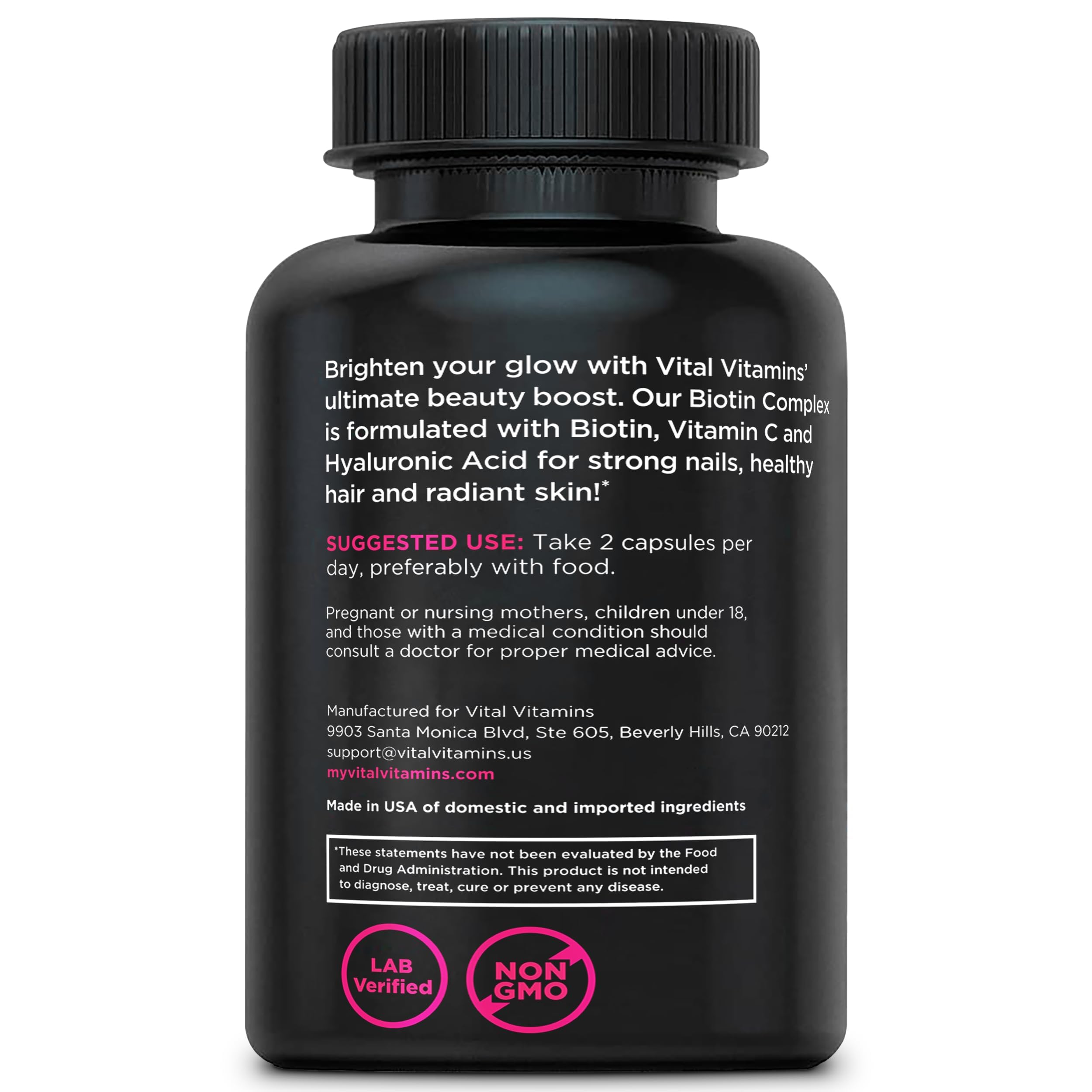 Vital Vitamins mujer integrando las cápsulas en su rutina matutina