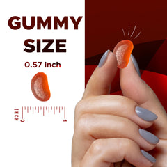 Gominola Vitamatic al lado de una mano para comparar tamaño real