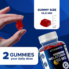 Gominola Vitamatic en mano para comparar tamaño y facilitar la dosificación