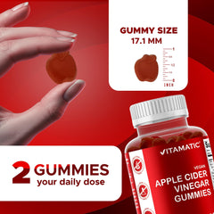 Vitamatic gominola en mano para comparar tamaño y manejo fácil