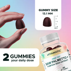Gominolas Vitamatic en mano para apreciar el tamaño y la escala