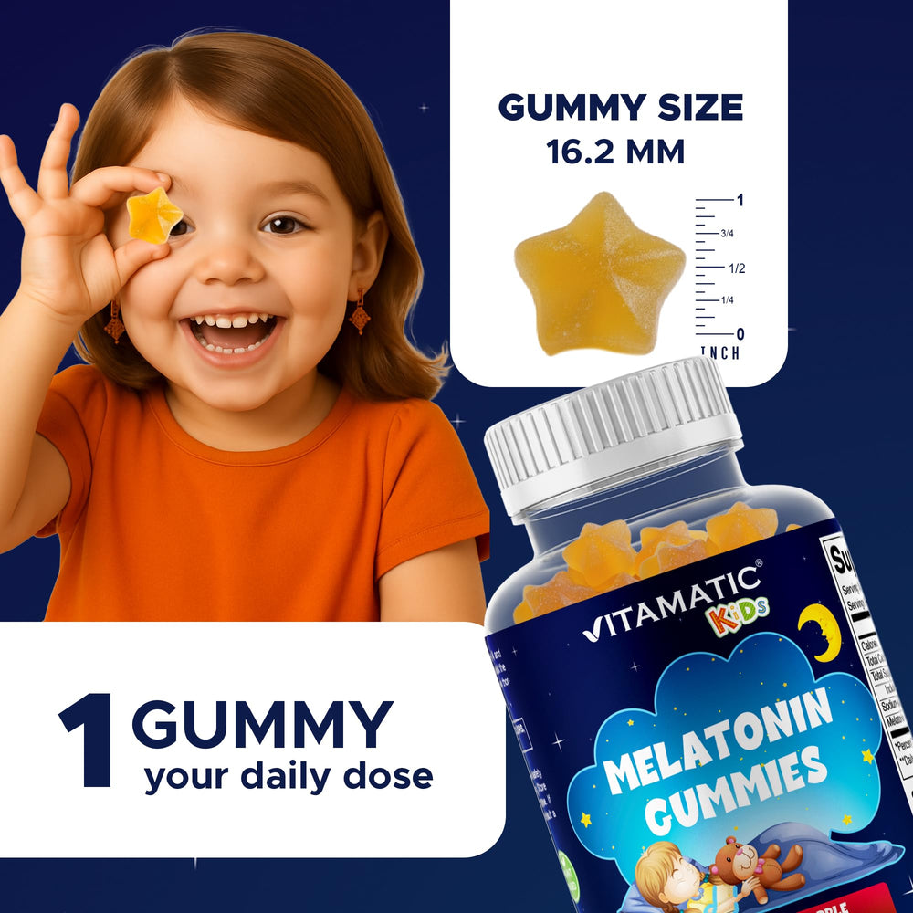 Vitamatic gomita en mano para comparar tamaño y facilitar dosificación