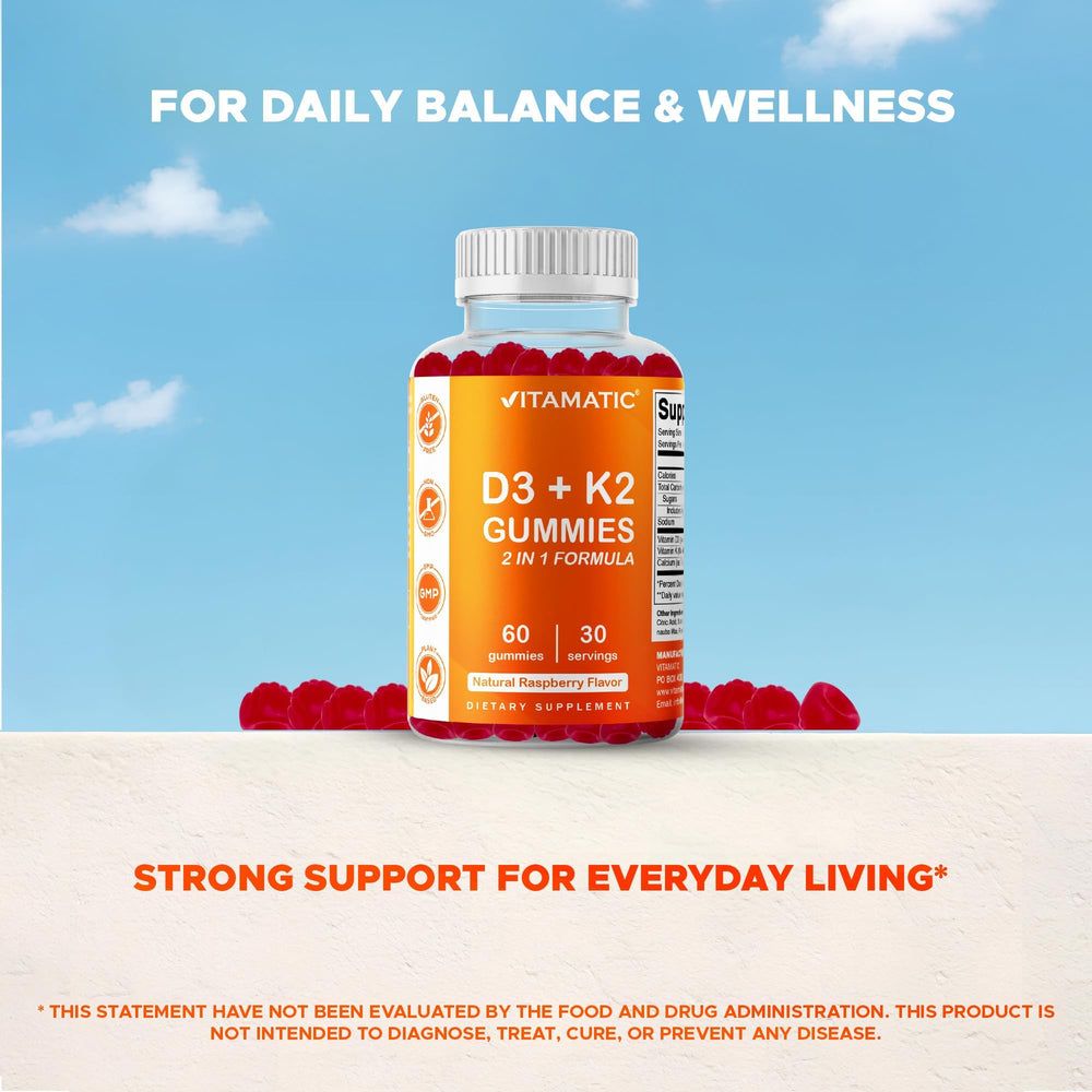 Mujer sosteniendo la botella Vitamatic D3+K2 para consumo diario.