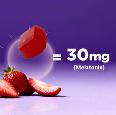 Gomitas Vitamatic dispersas sobre madera mostrando el sabor natural de fresa