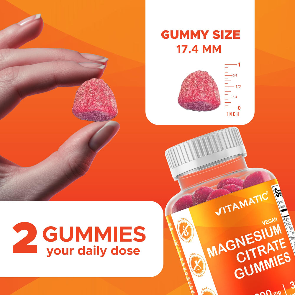Vitamatic gomitas en mano para comparar tamaño y facilidad para tragar