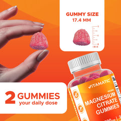 Vitamatic gomitas en mano para comparar tamaño y facilidad para tragar