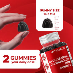 Gomitas Vitamatic en la mano para comparar tamaño y facilidad de consumo