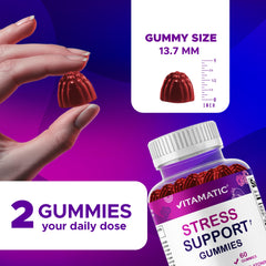 Gomitas Vitamatic en una mano para mostrar porción y facilidad de consumo