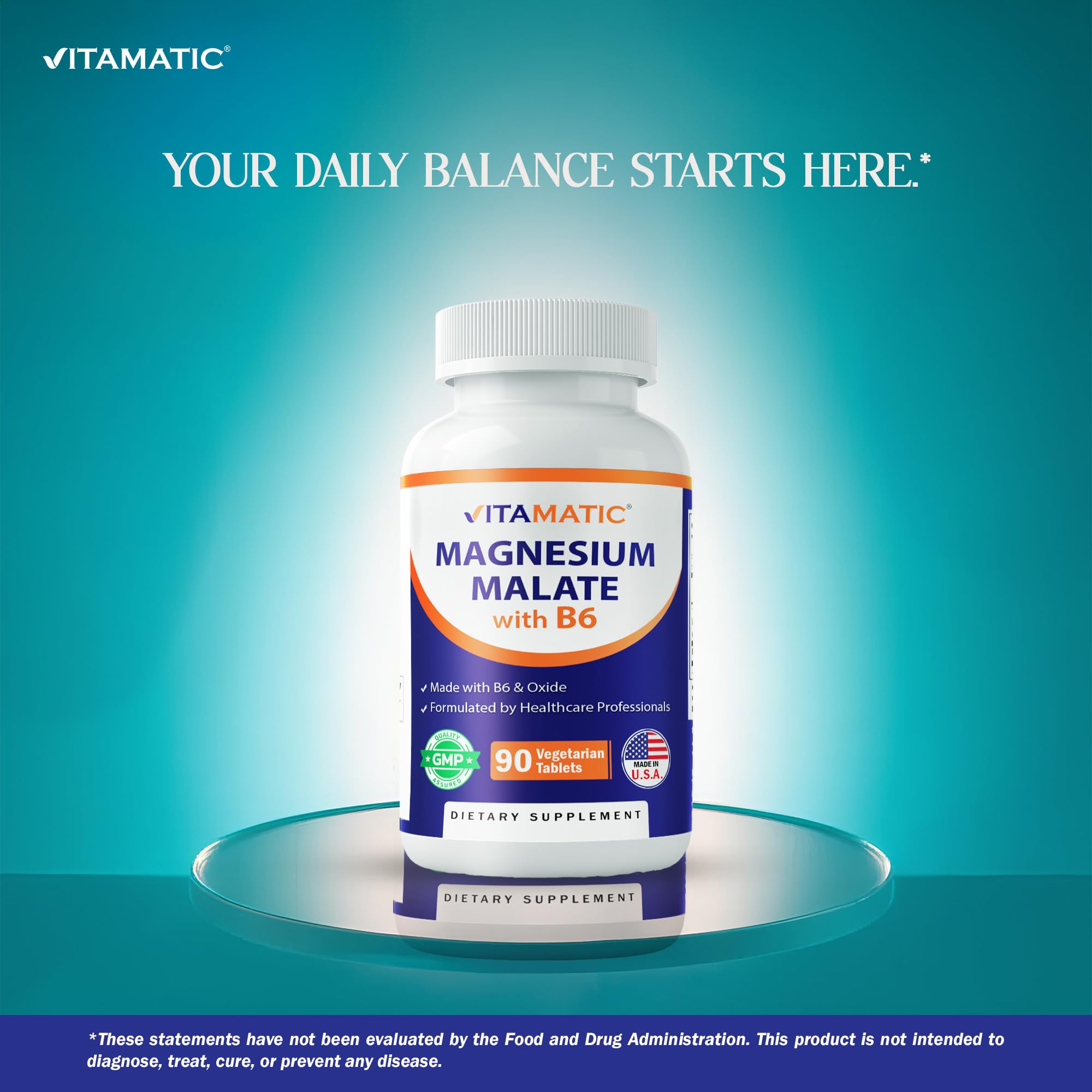 Vitamatic tableta en mano para escala, muestra tamaño y facilidad de tragar