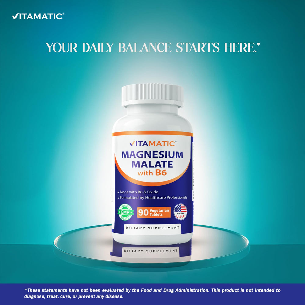Vitamatic tableta en mano para escala, muestra tamaño y facilidad de tragar