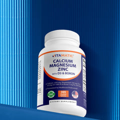 Vitamatic tableta sobre la mano mostrando tamaño real y conveniencia diaria