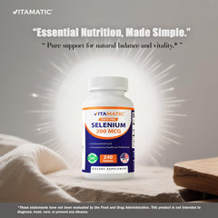 Vitamatic tabletas en mano para comparar tamaño y facilidad de ingestión