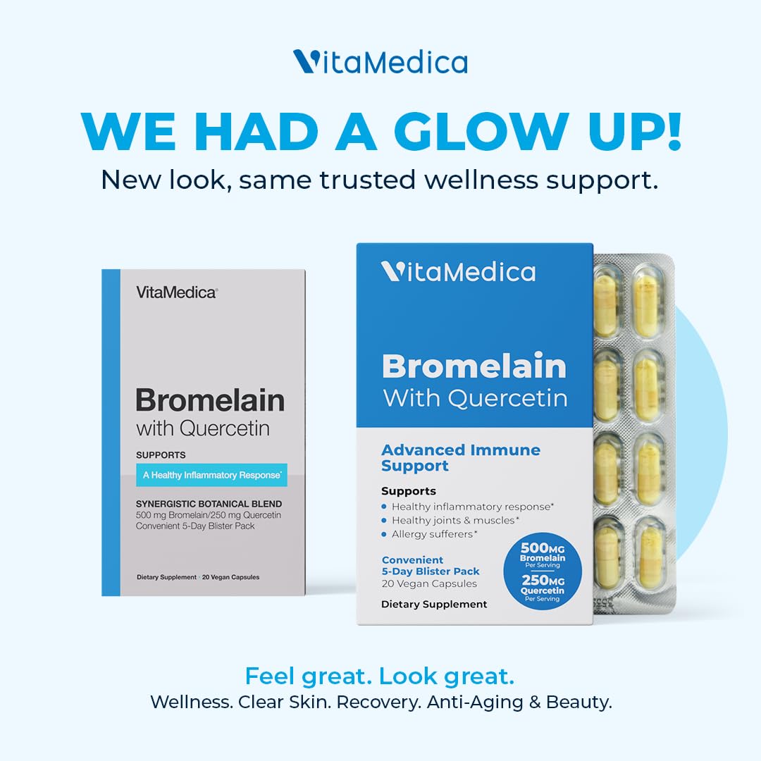 VitaMedica cápsulas en mano mostrando tamaño y fácil ingestión