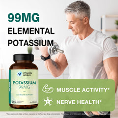 Vitamin World comprimido en mano para comparar tamaño y dosificación sencilla