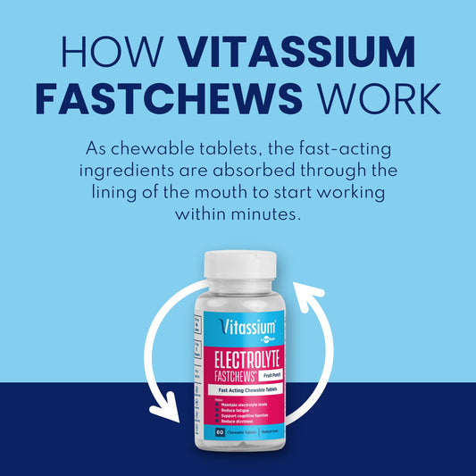 Vitassium FastChews tabletas en mano para evidenciar tamaño y portabilidad práctica