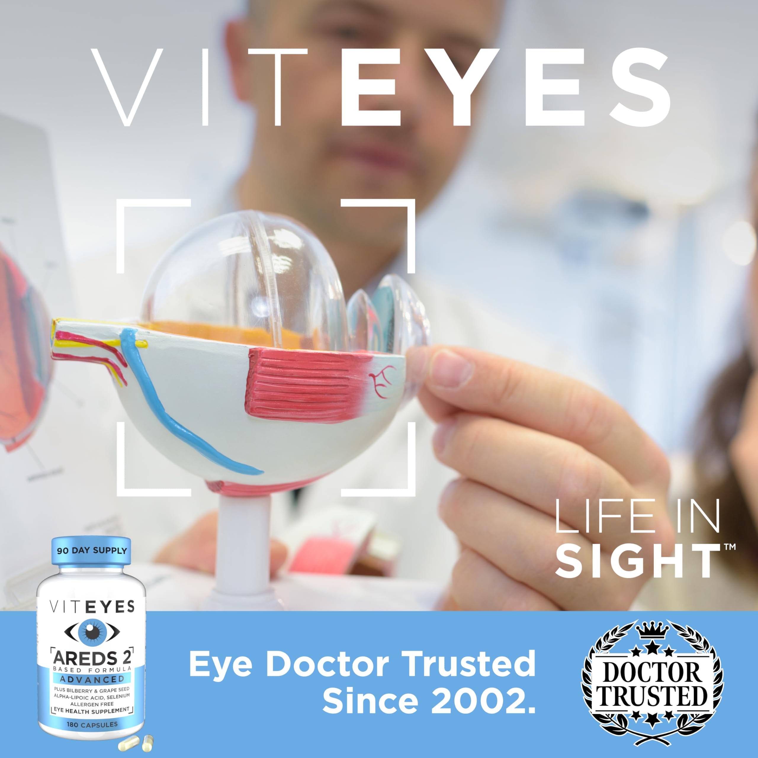 Viteyes cápsulas en mano para comparar tamaño y facilidad de ingestión