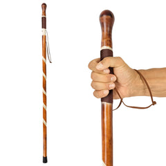 Vive bastón frontal de madera tallada mostrando soporte elegante