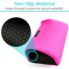 Vive persona usando muletas con kit en entorno exterior seguro