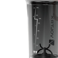VOLTRX Gallium en uso en gimnasio mezclando un batido suave rápidamente