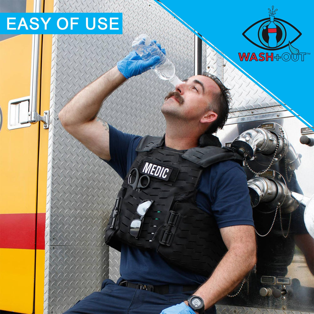Wash+Out copa en uso en botella, proporciona flujo controlado para enjuagar ojos