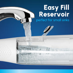 Waterpik comparación de tamaño con mano para visualizar portabilidad y ahorro de espacio