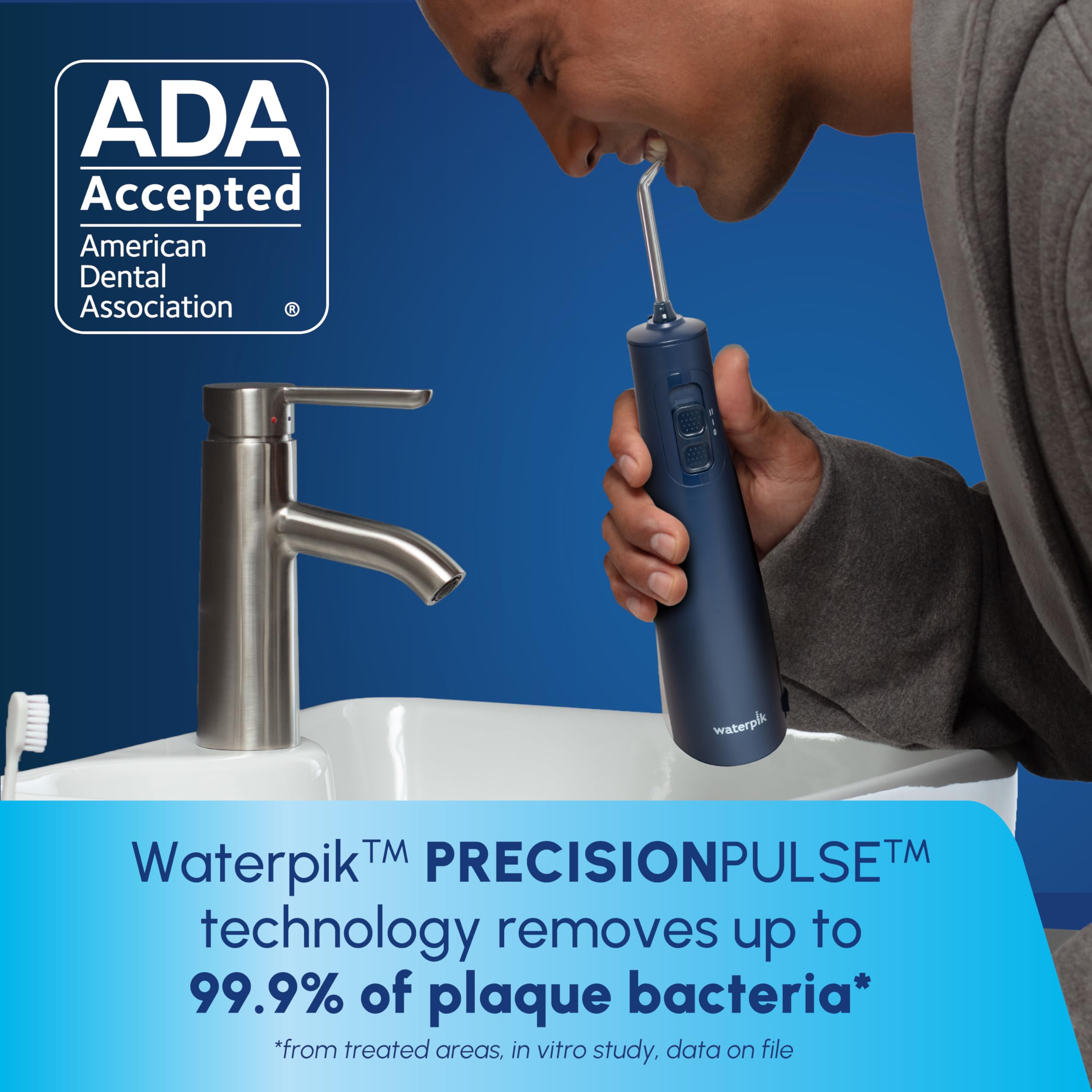 Waterpik depósito extraíble de 6 oz mostrando facilidad de limpieza y llenado