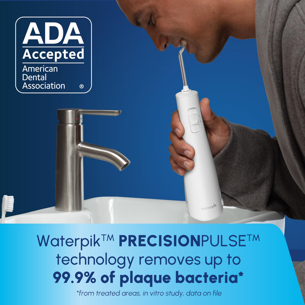 Waterpik con punta de precisión enfocando limpieza interdental eficaz